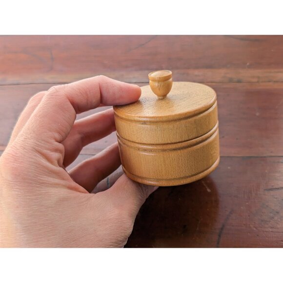 Small round treen box, vintage wood turned box with lid, small minimalist - Picture 6 of 7